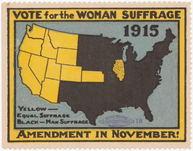 Plakat mit einer U.S.-Karte in Blau-, Grün- und Gelbtönen und fetter schwarzer Schrift, die "Vote for the Woman Suffrage" in der Mitte der Karte liest.