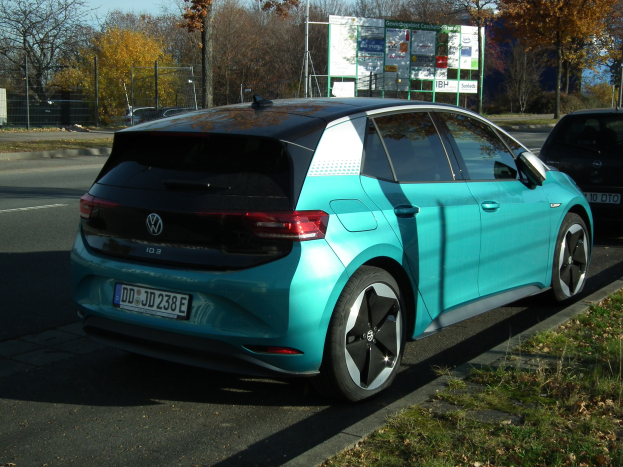 POL-KLE: Kevelaer - Unbekannter Fahrer fährt in Twisteden gegen Verkehrszeichen und flieht in blauem VW Golf