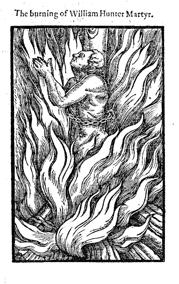 Schwarzes und weißes Bild einer Person, die von hellen orangefarbenen und gelben Flammen umgeben ist, mit gefalteten Händen und geschlossenen Augen, betitelt mit "Die Verbrennung von William Hunter Märtyrer" in fetter schwarzer Schrift.