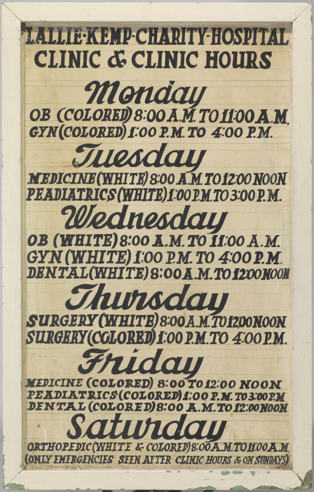Plakat mit schwarzem Text auf einem weißen Hintergrund, das "Lallie Kemp Charity Hospital Clinic & Clinic Hours" und zusätzliche Details über die Dienstleistungen und Öffnungszeiten des Krankenhauses anzeigt.