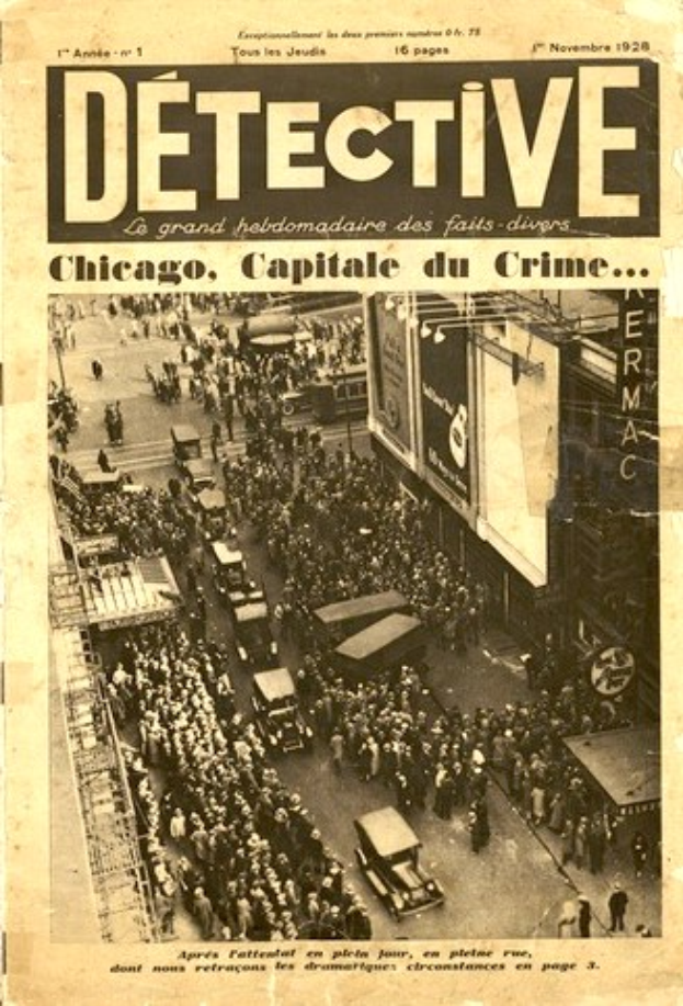 Schwarz-weißes Foto einer alten Zeitung mit der Schlagzeile "Detective, Chicago, Capital du Crime", das eine Menschenmenge, Fahrzeuge auf der Straße und Gebäude im Hintergrund zeigt.