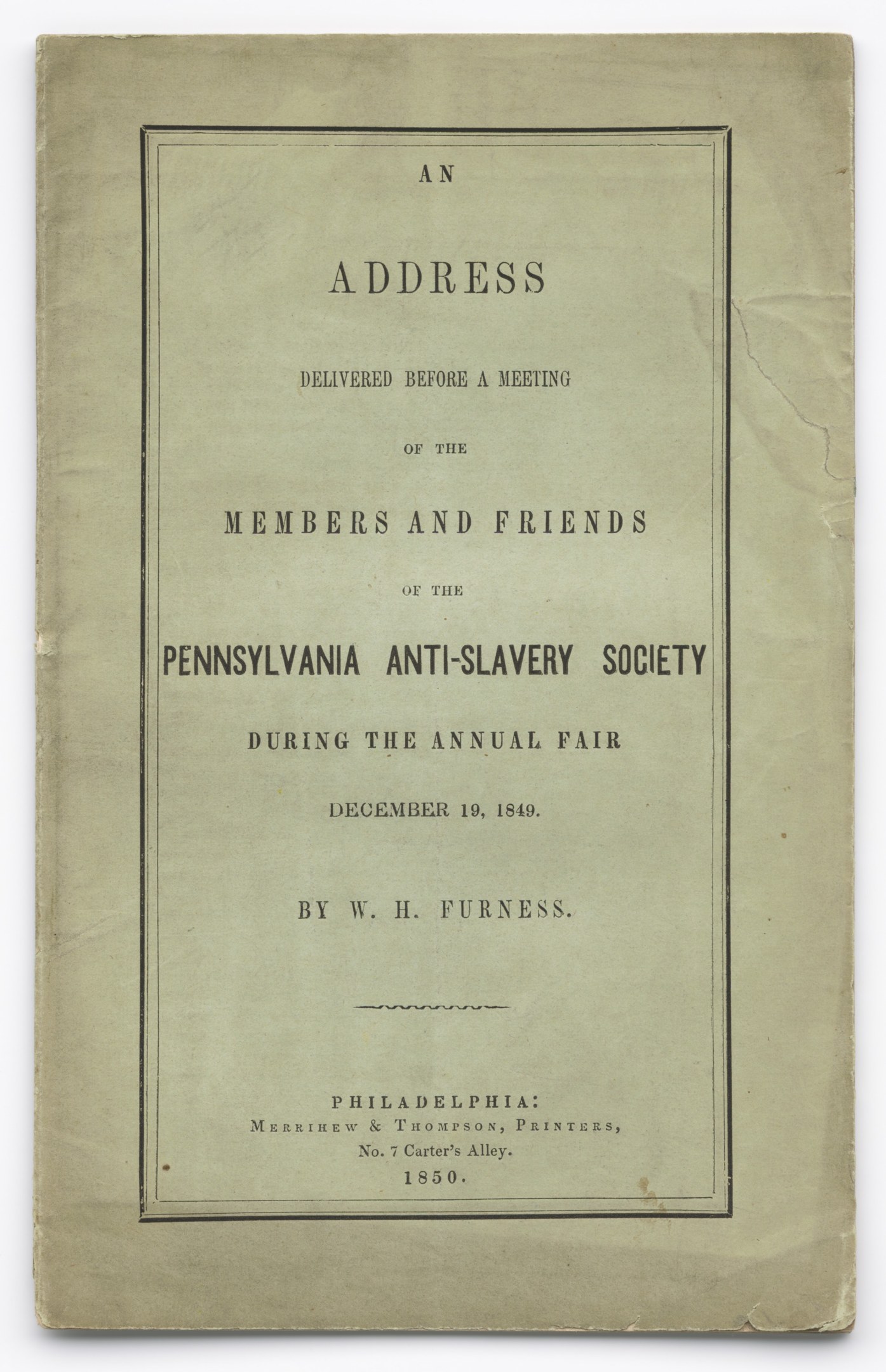 Ein Buch mit dem Titel "An Address Delivered Before a Meeting of the Members and Friends of the Pennsylvania Anti-Slavery Society During the Annual Fair" geöffnet auf einer Seite mit schwarzer Tinte.