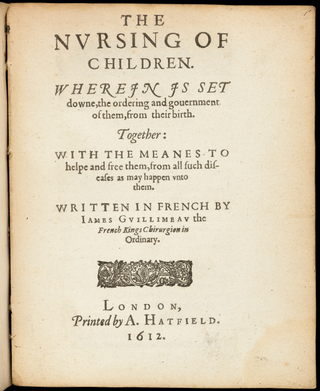 Offenes Buch mit dem Titel "Die Pflege der Kinder" mit zerfransten Ecken, geschwungener Schrift und einem schmalen schwarzen Rand auf dem Cover.