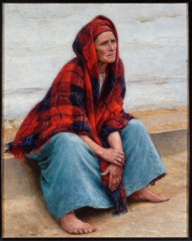 Eine alte Frau sitzt am Strand bei Sonnenuntergang, trägt ein helles Kleid und hat ihr Haar zu einem Dutt gebunden, die Augen geschlossen und die Hände auf dem Schoß ruhend, eingerahmt in einem Foto.